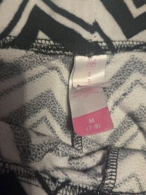 Black and White Zigzag Pattern Top with Pink Size Tag